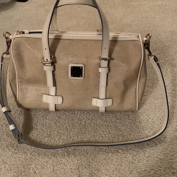 Dooney & Bourke Cream/Tan Panama Barrel Bag With Adjustable Crossbody Strap NWOT - Picture 3 of 17